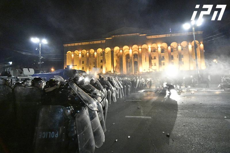 რუსთაველზე საავტომობილო მოძრაობა აღდგა - სპეცრაზმი პარლამენტთან დაბრუნდა